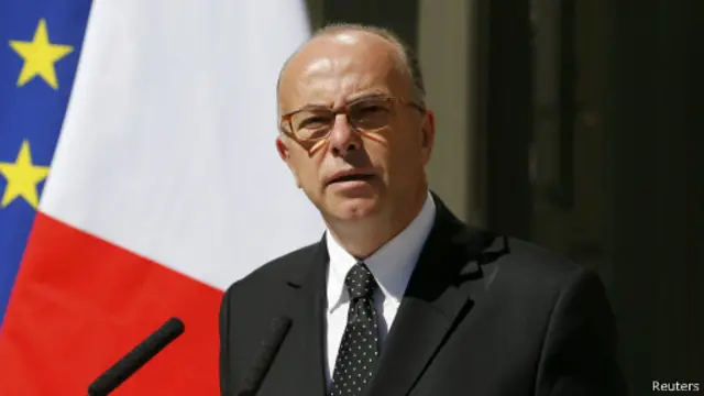 法国内政部长卡泽纳夫在记者会上