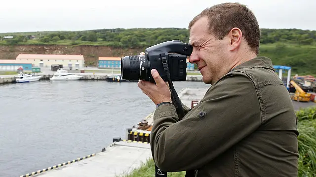 Визит премьера Медведева на Куриллы разозлил Японию, пишет Guardian