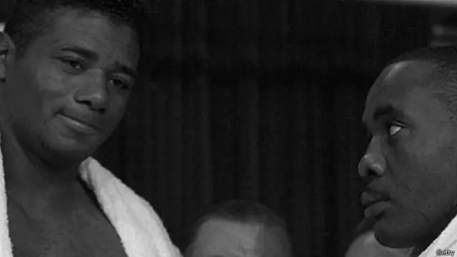 बॉक्सर पैटर्सन (बाएं)