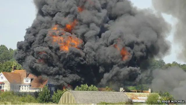 Истребитель, выполнявший фигуры высшего пилотажа, не успел завершить "мертвую петлю" и врезался в автомобили