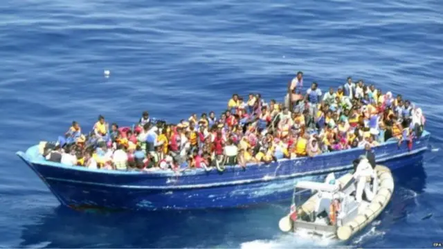 اطالوی بحریہ کی دو کشتیاں سنیچر کو تارکین وطن کو بچانے کے بڑے عمل میں شامل تھیں