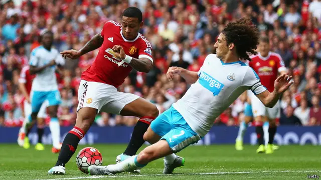 فابريتسيو كولوتشيني (يمين) استبسل في دفاع نيوكاسل أمام ميمفيس ديباي.