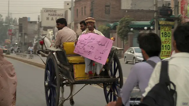 پنجاب کے دیہاتوں میں آج بھی اشتھار بازی کا یہ برسوں پرانا طریقہ نظر آجاتا ہے