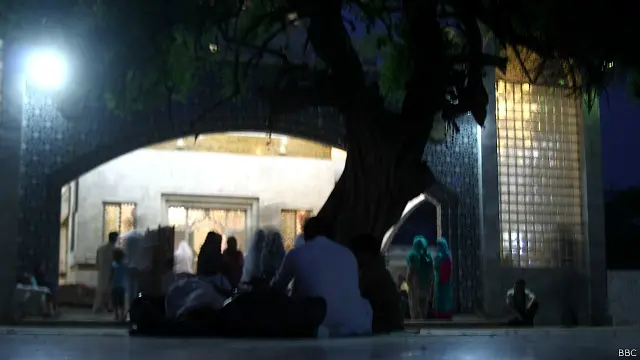 صحن کے شروع میں ہی ایک بوڑھا فقیر اس صُوفی کا کلام پڑھ رہا ہے جسے دنیا بُلھے شاھ کے نام سے جانتی ہے اور وہ کہتا ہے بُلھا کی جاناں میں کون۔