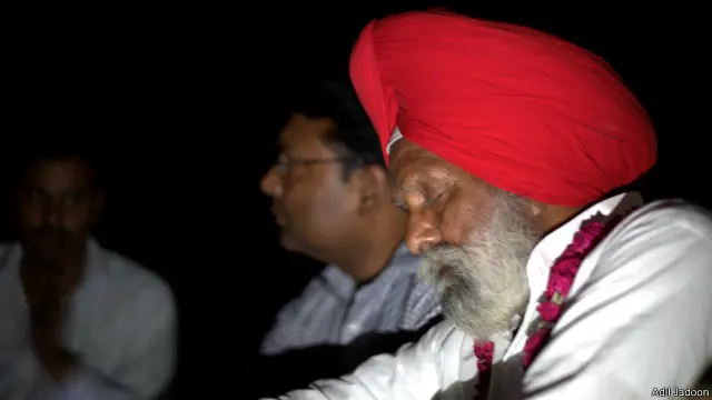 وہ ایک لال پگڑی والا سکھ کافی سنتے ہوئے جانے کہاں کھو گیا ہے۔ شاید اس نے بُلھے کا ہاتھ تھام لیا ہے۔ 