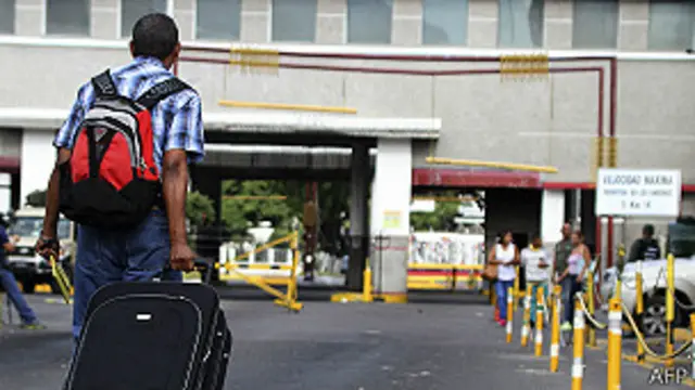 Por el puente internacional Simón Bolívar transitan a diario decenas de miles de personas y vehículos. 