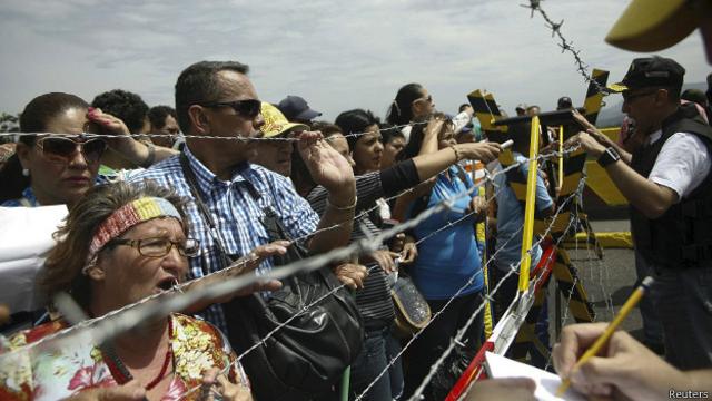 Varios venezolanos quedaron atrapados en el lado colombiano el miércoles y han pasado los días en el puente Simón Bolívar esperando que los dejen regresar a su país. 