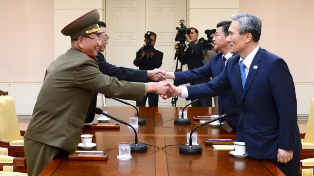 Hai miền Bắc và Nam có tiếp xúc tại Bàn Môn Điếm ở khu phi quân sự tháng 10/2015