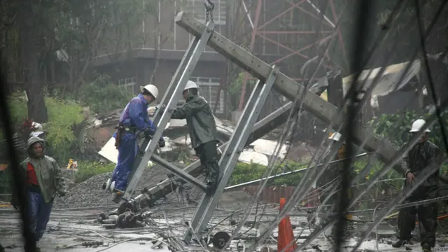 تاہم خبر رساں ادارے اے ایف پی کے مطابق بعد میں جیسے جیسے یہ طوفان تائیوان کے ساحل کی طرف بڑھتا گیا اس کی رفتار کم ہوتی گئی۔