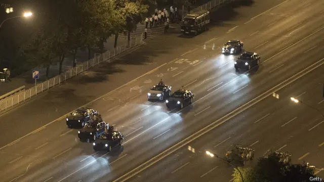 Военные автомобили на улице Пекина