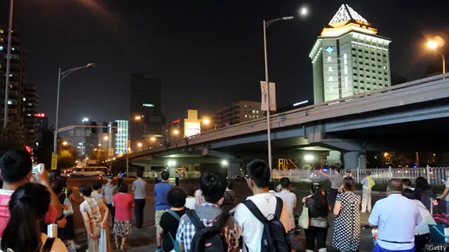 Прохожие наблюдают за прибытием военной техники