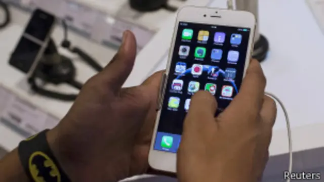 Un usuario con un iPhone 6.