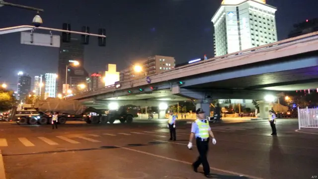覆盖了帆布的军方卡车在警察封锁下开进北京朝阳区（22/8/2015）