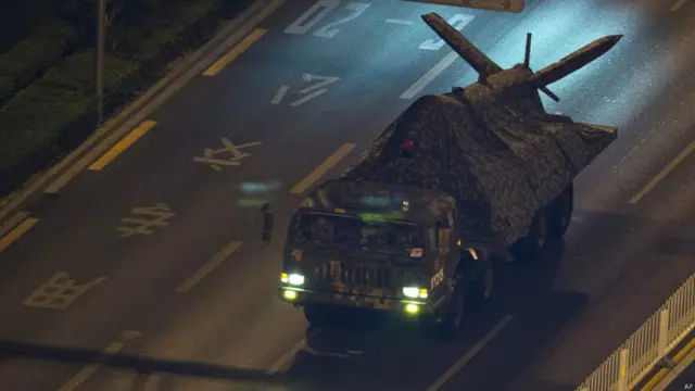 覆盖了帆布怀疑运载无人机的的军方卡车（22/8/2015）