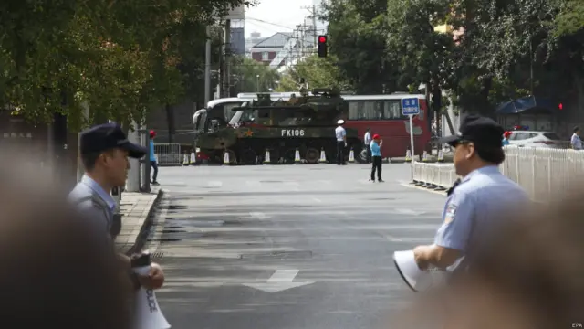 一辆装甲车在已封锁的街道通过（23/8/2015）
