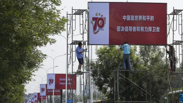 工人在北京市中心安装标语牌（23/8/2015）