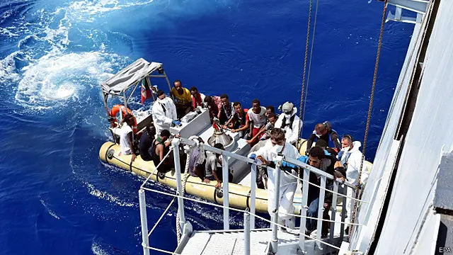 تلقت فرق الإنقاذ إشارات استغاثة من أكثر من 20 قاربا