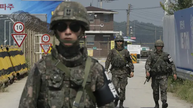 板門店統一橋上韓國士兵嚴肅站崗（23/8/2015）