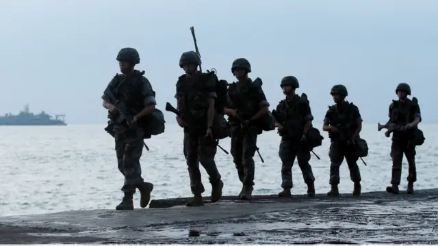 韩国士兵23日在海岸线巡逻。