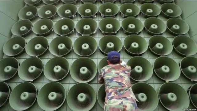 Siaran propaganda diarahkan ke wilayah Korut menggunakan pengeras suara di 11 lokasi.