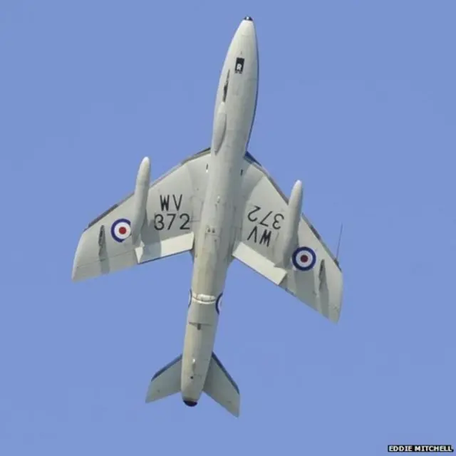 Phi cơ Hawker Hunter bay qua đầu người xem tại buổi Biểu diễn Phi cơ Shoreham