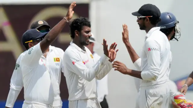 سری لنکا کی جانب سے تھریندو کوشل اور دھمیکا پرساد کامیاب بولر رہے