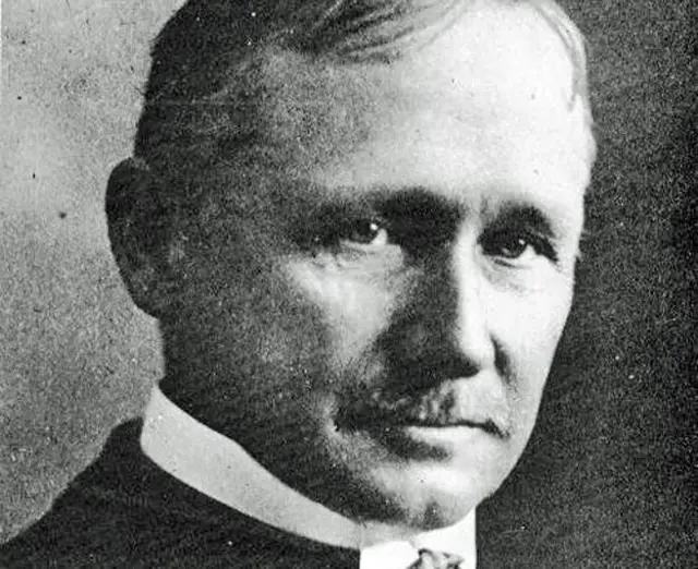 Frederick Winslow Taylor (1856-1915) observó minuciosamente la labor de los trabajadores de la industria del acero utilizando un cronómetro para clasificarlos.
