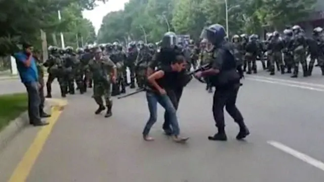 Avqustun 22-də Mingəçevir polis bölməsində gəncin ölümündən sonra etirazlar baş verib. 