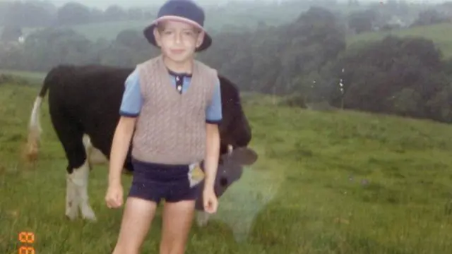 У дитинстві автора змушували гуляти на дворі, навіть якщо ніхто, крім корів, не міг скласти йому компанію