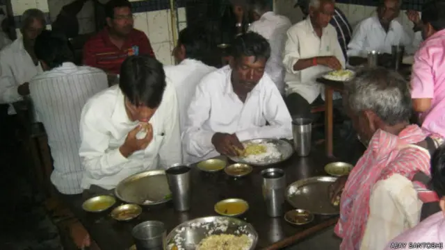 bevkoof hotel people eating