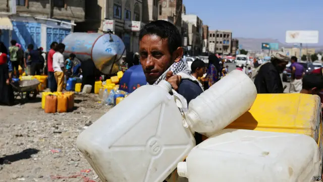 يعاني اليمنيون من تدهور الخدمات المعيشية الأساسية جراء الصراع المستمر منذ أشهر.