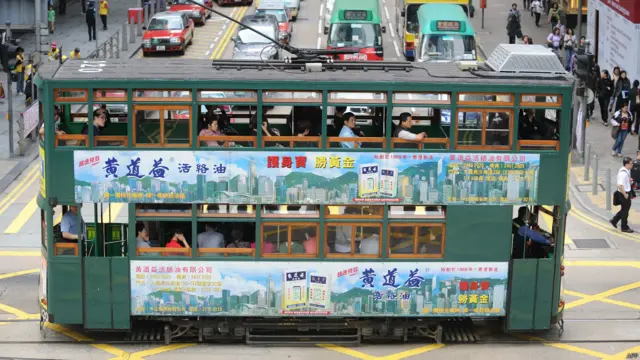 复古电车120号在香港德辅道中通过（资料图片）