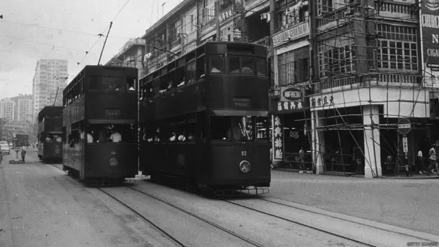湾仔天乐里与轩尼诗道路口上行走的电车（1960年代）