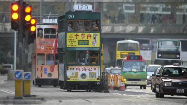 香港金钟道上两辆电车朝着湾仔前行