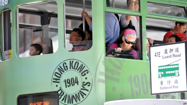 一名乘客从电车上层探头外望