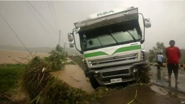 بہت سے مقامات پر سڑکیں بلاک ہیں اور آمد و رفت کا راستہ نہیں ہے