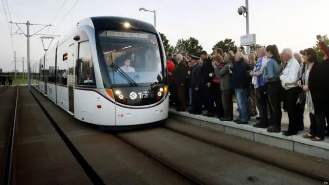 爱丁堡市民等候登上首趟载客电车（31/5/2014）