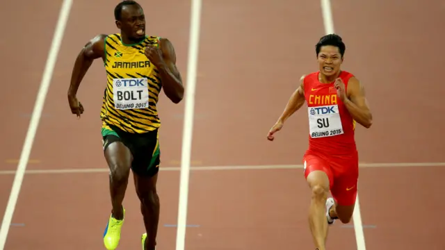 اتوار کو ہی ہونے والی سیمی فائنل دوڑ میں یوسین بولٹ اگرچہ 9.96 سیکنڈز میں اپنی ہِیٹ جیتنے میں کامیاب رہے تھے لیکن ان کی کارکردگی کو اس معیار کا قرار نہیں دیا گیا تھا جس کے لیے وہ دنیا بھر میں جانے جاتے ہیں۔