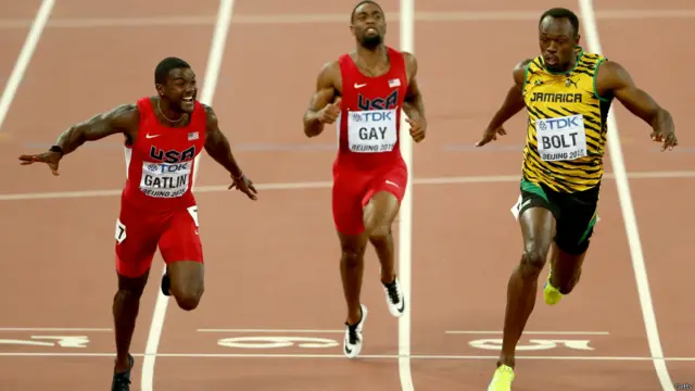 اتوار کو ہونے والے مقابلے میں 29 سالہ بولٹ یہ فاصلہ 9.79 سیکنڈ میں طے کر کے عالمی چیمپیئن بنے۔