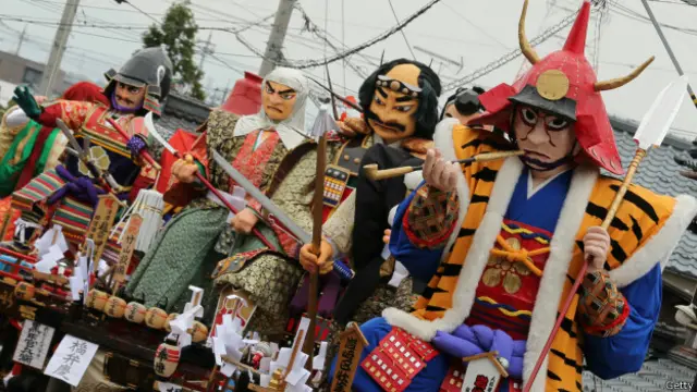 Некоторые представления о самураях порождены самими японцами. Эти фантазии создавались для западного читателя, готового платить за экзотические басни о насилии и сексе