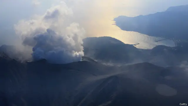 "Япония - это мир, где движения медленны и грациозны, а голоса приглушены… это не что иное, как осуществленный наяву миф древнего английского фольклора, реализация старинной мечты о Стране Эльфов"