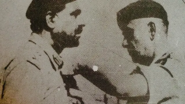 जनरल अख़्तर हुसैन मलिक को सितारा-ए-जुर्रत सम्मान से सम्मानित करते हुए पाकिस्तान के सेना अध्यक्ष मूसा.