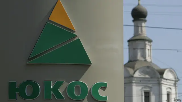 Логотип ЮКОСа и купол церкви