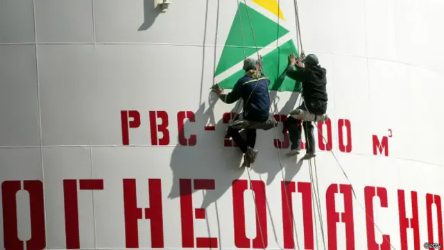 Компании ЮКОС нет уже восемь лет, но ее бывшие акционеры не дают расслабиться российским властям, преследуя имущество РФ в ряде стран