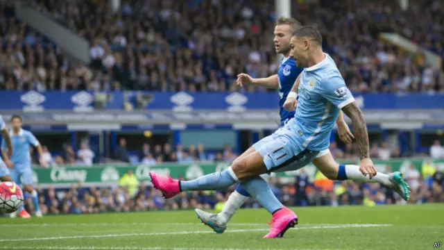 Aleksandar Kolarov (sağda) bazar günü keçirilən matçda Evertonun qapısına qol vurur.