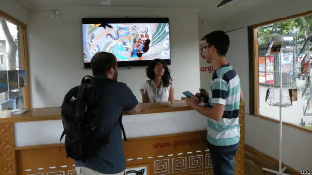 Туристы у стойки информации