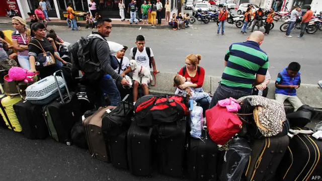 Cúcuta está comunicada con las ciudades de Ureña y San Antonio, que hacen parte del estado venezolano de Táchira, por el puente internacional Simón Bolívar.