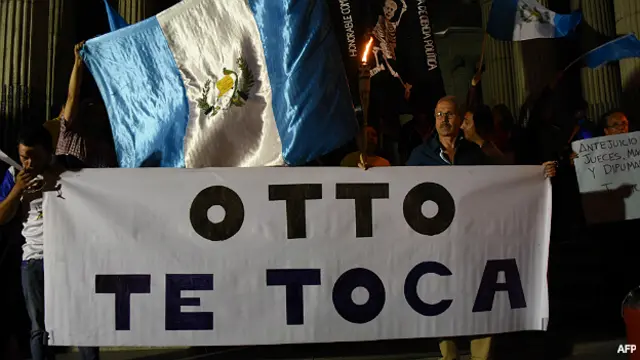 A fines de abril unas 15.000 personas se congregaron en la Plaza de la Constitución en Ciudad de Guatemala, capital del país, para pedir la renuncia del presidente y la vicepresidenta.