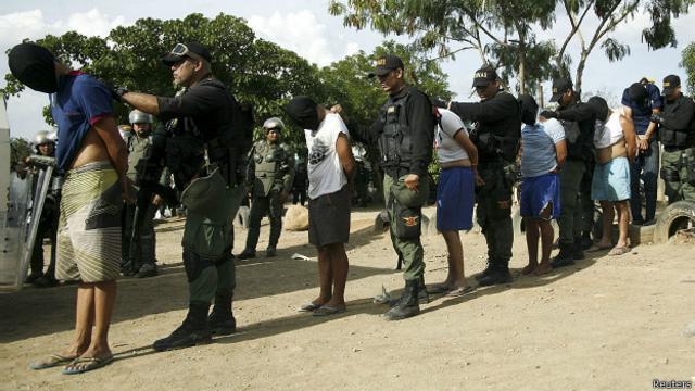 Militares venezolanos detuvieron durante un operativo especial a ocho personas sospechosas de tener vínculos con grupos paramitilaters en Colombia.