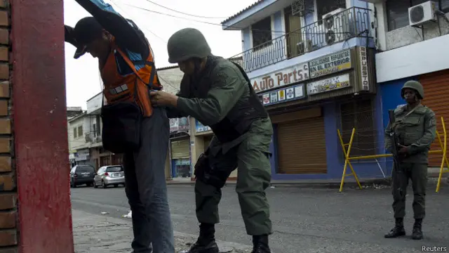 Soldados venezolanos registran a un ciudadano en calles de San Antonio, Táchira